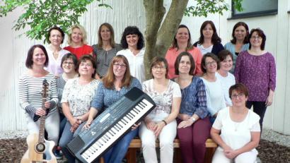 Bild: lep
Das Ensemble möchte den Menschen in der Pfarrei besondere Augenblicke bescheren. Auch für die Sängerinnen selbst gab es bisher – und hoffentlich auch künftig – viele Augenblicke, die den Alltag bereichern und Freude machen. Aus diesem Gedanken heraus wurde der Chorname „Augenblicke“ gewählt. Das fünfjährige Bestehen wird mit einem Konzert gefeiert.