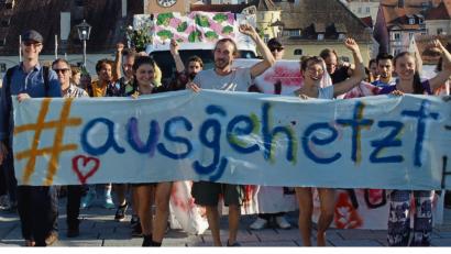 Bild: gib
"Ausgehetzt": Unter diesem Motto zogen die Demonstranten über die Steinerne Brücke