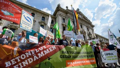 Bild: Matthias Balk, dpa
Unterstützer des Volksbegehrens gegen Flächenfraß vor dem Justizpalast in München.