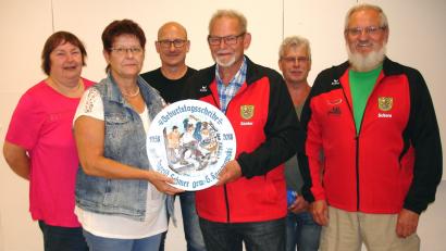 Bild: smr
Die Besten beim Geburtstagsschießen (von links): Claudia Specht, Scheibenspenderin Ingrid Schmer, Josef Singer, Gewinner Günter Kaczorowski, Alfred Hertl und Georg Pickelmann.