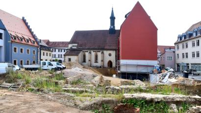 Bild: Petra Hartl
So sieht es Mitte Juli 2018 auf dem Bürgerspitalgelände in der Amberger Altstadt aus. Der Eckert-Bau mit dem großen roten Giebel ist bereits saniert. Direkt im Anschluss soll das Ten-Brinke-Projekt entstehen.