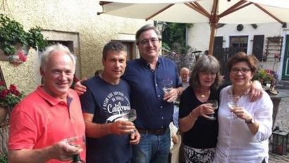 Bild: we
Kroatischer Weinabend mit (von links) Heribert Lindner, Milenko Matic, Rolf Georg Rupp, Lilly Lindner und Danka Bodensteiner.