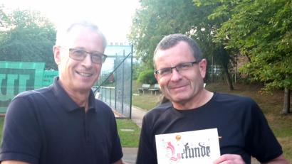 Bild: es
Zwei Tennisspieler, denen kein Weg zu weit ist. Abteilungsleiter Dr.Jochen Calame (links) ehrt in Vertretung des TSV-Vorsitzenden Fred Eckl Toni Kleber (rechts) für 40 Jahre TSV-Mitgliedschaft.
