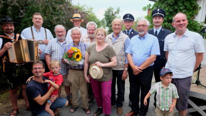 Bild: ohr
Günter Schmid (mit Blumenstrauß) feierte mit Tochter Bärbel (rechts daneben) und Sohn Martin (kniend, mit Enkelkind) sowie mit Freunden, Musikern und Stammtischgruppen seinen 80. Geburtstag in Hohenirlach 9. Auch Altlandrat Hans Schuierer gratulierte (Fünfter von rechts). Bürgermeister Manfred Rodde (Dritter von rechts) überbrachte die Glückwünsche im Namen des Marktes Schwarzenfeld.