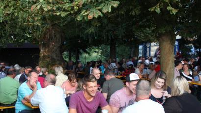 Bild: kro
Im Freien und unter Bäumen genossen dieses Besucher dass Tirschenreuther Fischerfest.