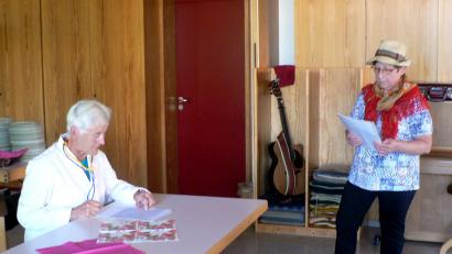 Bild: ww
Für Unterhaltung war beim Sommerfest der Senioren der evangelischen Kirchengemeinde bestens gesorgt. Das Duo „M&M“ mit Margot Pichler (links) und Margit Kynast trugen mit verschiedenen Sketchen zur launigen Unterhaltung bestens bei.