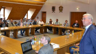 Bild: pz
Landschaftsarchitekt Raimund Böhringer stellt im Sparkassensaal das Gartenschau-Konzept vor.