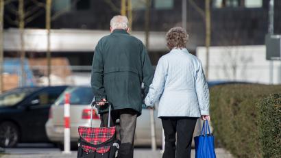 Bild: Silas Stein/dpa
Ein älteres Paar geht einkaufen -- viele Rentner müssen dabei ganz genau rechnen.