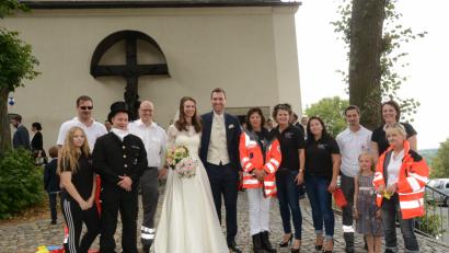 Bild: bey
Markus Maier und Sandra Völkl gaben sich in der St. Felixkirche das Jawort. Dazu gratulieren Bereitschaftsleiter Sebastian Windschügl (Dritter von links), Leitende Bereitschaftsärztin Dr. Gudrun Graf (Sechste von rechts) und zahlreiche weitere BRK-Bereischaftsmitglieder.