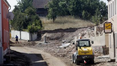 Bild: Hirsch
Beim Ausbau der Ortsdurchfahrt der Staatsstraße 2040 in Schwarzhofen ist die nächste Etappe erreicht: Der dritte Bauabschnitt reicht vom Marktplatz zum Ortsausgang. Das frühere Lehrnbecher-Haus (rechts) wird derzeit abgerissen.