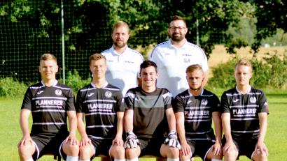 Bild: exb
Die neuen Trainer und ein Teil der neuen Spieler des SV Neusorg.