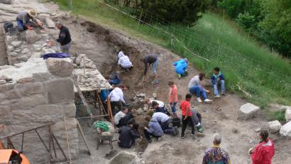 Bild: exb
Im alten Burggraben förderten die Schüler unter Anleitung eines Archäologen viele unterschiedliche Gegenstände zu Tage.