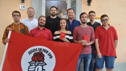 Bild: dob
In Vohenstrauß gibt es wieder eine Juso-AG. Christina Schmid (vorne, Dritte von rechts) und Manuel Dippold (vorne, Zweiter von links) sind gleichberechtigte Vorsitzende. Stefan Schmid (vorne, Zweiter von rechts) bringt sich als Beisitzer ein. Bundestagsabgeordneter Uli Grötsch (hinten, Zweiter von rechts) und der SPD-Ortsvereinsvorsitzende Markus Kick (Zweiter von links) heben die Juso-AG mit aus der Taufe.