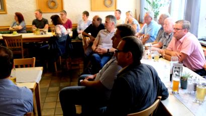 Bild: le
Wie kann der öffentliche Nahverkehr für Flosser, Flossenbürger und Georgenberger verbessert werden? Das ist Thema beim ÖPNV-Forum, an dem auch viele Camper vom Gaisweiher teilnehmen.