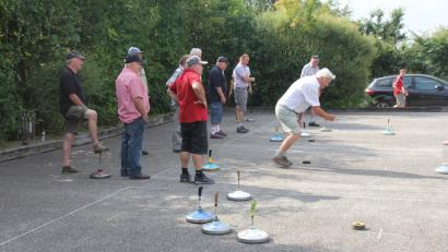 Bild: frd
Mit viel Ehrgeiz und voller Konzentration ist um jeden Punkt gekämpft worden, hier zeigt der über 80-jährige Adolf Uschold, dass er noch lange nicht zum „alten Eisen“ gehört.