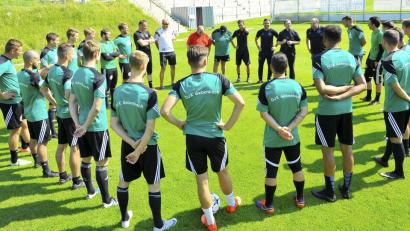 Bild: Ziegler
Gesprächszirkel: Die DJK Gebenbach will den Fehlstart in die Bayernliga vergessen und gegen den ATSV Erlangen einen Dreier einfahren.