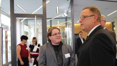 Bild: gz
Interesse am Projekt von Stefan Hammerl aus Eslarn zeigt auch der Parlamentarische Staatssekretär Michael Stübgen (rechts).