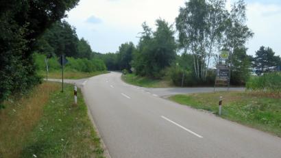 Bild: Götz
Die Einfahrt von der Industriestraße zur Wakeboard-Anlage und der neuen Erlebnis-Holzkugel (rechts) ist schlecht einsehbar. Eine Abbiegespur soll dort nun für mehr Sicherheit sorgen.