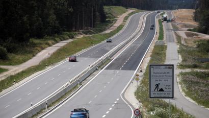 Bild: Wolfgang Steinbacher
Wer sich für die Reduzierung des Flächenverbrauchs im Landkreis ausspricht, muss sich angesichts dieser Bilder fragen lassen, ob derartige Ausbauprojekte wie die Verbreiterung der B 85 unterhalb von Pittersberg in diesen Dimensionen eine Notwendigkeit darstellt.