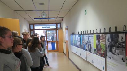 Bild: jzk
Bei dieser Foto- und Bildausstellung können sich die Realschüler über die Vorteile des Fairen Handels informieren.