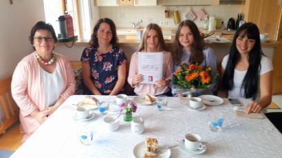 Bild: exb
Zum Abschied ein Kaffeekränzchen mit der Gastfamilie Meiler in Flossenbürg. Von links: Schulleiterin Irene Sebald, Marlis Meiler, Chloè Delion, Tabea Meiler sowie Lehrerein Elke Völkl-Käs.