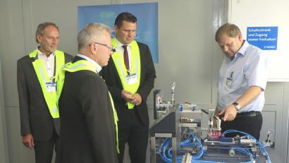 Bild: Hirsch
Ausbilder Christian Lingauer (rechts) führte die Delegation mit Rudolf Reger, Albert Meierhofer und Thomas Ebeling (von links) durch die Lehrlingswerkstatt.