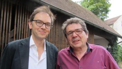 Bild: aks
Andreas Rötzer (links) und Thomas Geiger stellen beim Sommerfest des Literaturhauses "Naturkunden" vor.