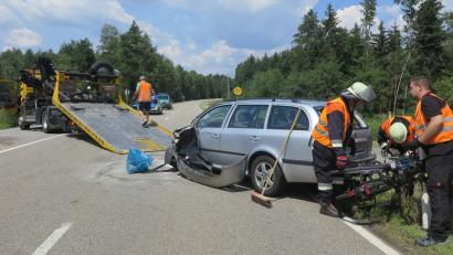 Bild: Hirsch
Der Skoda des 64-jährigen Unfallverursachers musste abgeschleppt werden.