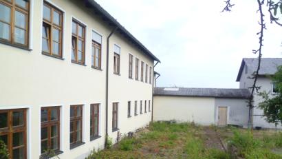 Bild: usc
Bei der Sanierung des Vereinsheims in Kemnath werden auch die bislang unansehnlichen Außenanlagen umgestaltet und wird die Garage (im Hintergrund) abgerissen. Im Bereich vorne links soll eine Rampe als Zugang zur Mehrzweckhalle angelegt werden.