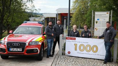 Bild: njn
Ihren 1000. Einsatz absolvierte die Organisierte Erste Hilfe (OEH). Mit auf dem Bild das OEH-Team mit (von links) Einsatzleiter Fabian Keppler Stobrawe, BRK-Bereitschaftsleiter Sven Lehner, Veronika Seiler, Maximilian Seiler und Feuerwehrkommandant Bernhard Schmidt.