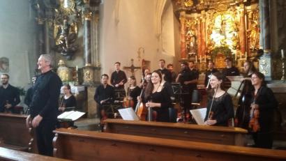 Bild: eib
Nach dem Konzert erheben sich die Mitglieder des Orchesters und nehmen, zusammen mit Dirigent Josef Blank (vorne) den Beifall des Publikums entgegen.