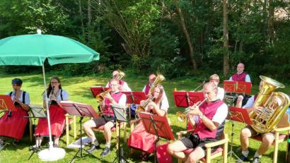 Bild: mng
Lieber im Warmen sitzen als im kalten Wasser stehen: Das sagte sich die Stadtkapelle und übernahm die musikalische Gestaltung des Sommerfestes im BRK-Seniorenheim. Damit löste das Ensemble sein Versprechen ein, lieber ohne Gage für einen guten Zweck zu spielen, anstatt einen weiteren Verein für die „Cold Water Challenge“ zu benennen.