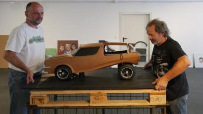 Bild: tr
Die Fachlehrer Jürgen Heinl und Robert Seidl (von links) bauen die Präsentation auf. Das größte Modell ist eine Design Studie von Kai Gemeinhardt und heißt schlicht und einfach "Pickup".