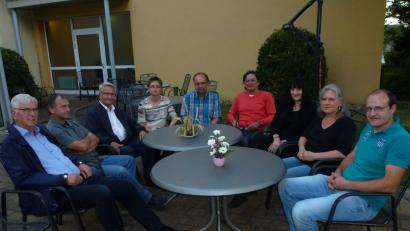Bild: Michael Birner
Das Bild zeigt Caritas-Heimleiter Wolfgang Hiemer (Sechster von links) und Pflegedienstleiterin Mirjam Pauser (Vierte von links) im Kreis der Mitglieder des ÖDP-Kreisvorstandes Amberg-Sulzbach.