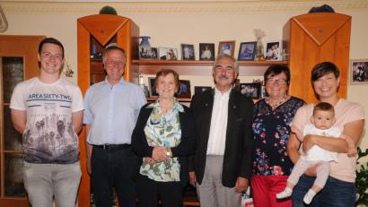 Bild: bey
Maria Anzer (Dritte von links) feiert 85. Geburtstag. Auch Bürgermeister Karl-Heinz Preißer (Vierter von rechts) gratuliert. Dominik, der jüngste Enkel, Sohn Hans Anzer (von links) Enkelin Martina mit Marie der jüngsten Urenkelin und Tochter Resi Scheidler (von rechts) freuen sich mit der Jubilarin über die Gäste.