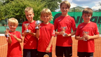 Bild: lst
Der TC Rot-Weiß Auerbach II bejubelt in der U9-Kleinfeld die Bezirksmeisterschaft.