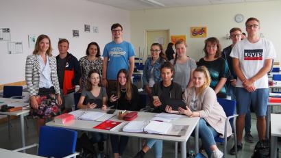 Bild: Bühner
Fachbetreuerin Christine Völkl (links) stellte vier der dreissig erfolgreichsten E-Book-Autorinnen vor (sitzend von links): Leonie Weiß, Sara Zwack, Nicole Zwack und Ramona Hruschka.