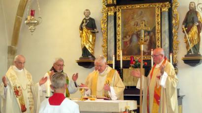 Bild: ame
Pfarrer Andreas Renner (Mitte) feierte sein 60-jähriges Priesterjubiläum mit einem Dankgottesdienst.