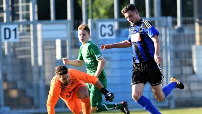 Bild: btg
Ein typisches Rodler-Tor: Der Weidener Angreifer (rechts) umkurvte Gästekeeper Christopher Binder (links) und erzielte am Mittwochabend mit einer feinen Einzelleistung den Führungstreffer für die SpVgg SV Weiden im Heimspiel gegen den SV Hutthurm.