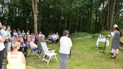 Bild: fjo
In einer Feldmesse segnet Pfarrer Georg Hartl die Arbeiten zur Erhaltung der Neuhäusler Kirchenruine als Denkmal.