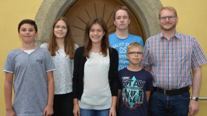 Bild: dob
Marie Wittmann und Anna Braun (Zweite und Dritte von links) hören in der Filialkirche St. Thomas mit dem Ministrieren auf. Johannes Wittmann (vorne, rechts) ist einer der neuen Messdiener. Philipp Hirmer (links) und Johannes Schieder (hinten) sind die neuen Oberministranten und treten in die Fußstapfen der Vorgängerinnen.