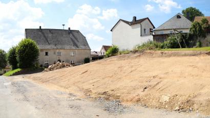 Bild: njn
Wo bis vor wenigen Tagen die beiden Anwesen Nr. 15 und 17 standen, soll die neue Grünanlage mit einem herrlichen Blick auf den Kaiserberg, dem Turm der katholischen Pfarrkirche sowie auf die ehemalige St. Veitskirche (Bildmitte) entstehen.