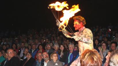 Bild: lg
Eine bizarre Feuergestalt überrascht so manchen Besucher.