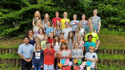 Bild: BSC
Viel Spaß hatten die Friedenfelser „Lausbuben Gottes“ und Pfarrer Joseph (vorne links) beim Ministrantenwochenende in Niederbayern. Bereits vor der Heimreise wurde eine Wiederholung im nächsten Jahr eingeplant.