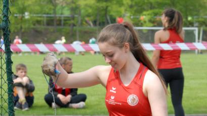 Bild: Rudolf Gebert
Goldiges Lächeln: Hammerwerferin Pia Schraml vom TB Jahn Wiesau holte sich in Erding den bayerischen Meistertitel.