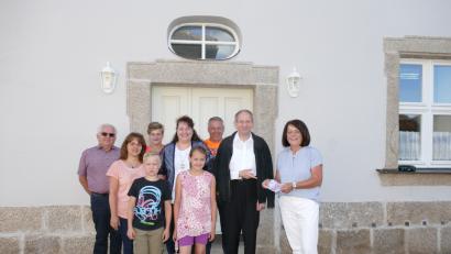 Bild: exb
Spendenübergabe des Katholischen Landvolks Schwarzenbach an Pfarrer Johann Hofmann (Zweiter von rechts), der das Geld stellvertretend für Schwester Anna Rita Schedl von der Marienhiller-Missionsstation Glen Aventin Umtata in Südafrika angenommen hat.