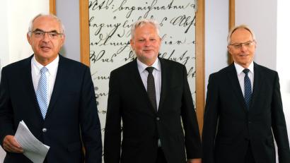 Bild: (gf)
Rundgang durch das Landgericht Amberg (von links): Landgerichtspräsident Harald Riedl, Oberlandesgerichtspräsident Thomas Dickert und der Direktor des Amtsgerichts Amberg Ludwig Stich.