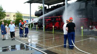Bild: R. Kreuzer
Feuerwehrjugend säubert Lokomotive