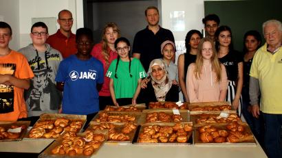 Bild: R. Kreuzer
Schüler der Max-Reger-Schule lernen bei Bäckermeister Alois Spitzer (rechts) das Bäckerhandwerk kennen.
