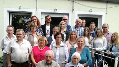 Bild: hl
Jubilar Hans Thurn (vorne links mit Ehefrau Margarete) feiert im Kreise seiner Kinder, Enkel und Verwandten seinen 80. Geburtstag.